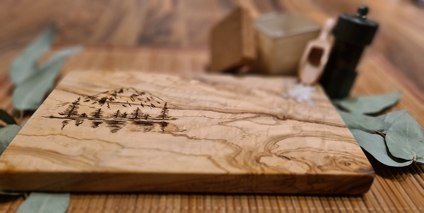 Modernes personalisiertes Olivenholz Schneidebrett mit Bergmotiv Gravur, Vesperbrett, Olivenholzbrett, Frühstücksbrett,Valentinstag,Geschenk